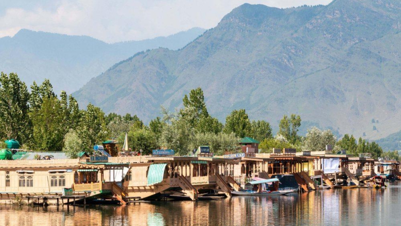 Best-Places-to-Visit-in-Kashmir-Dal-Lake-1000x565